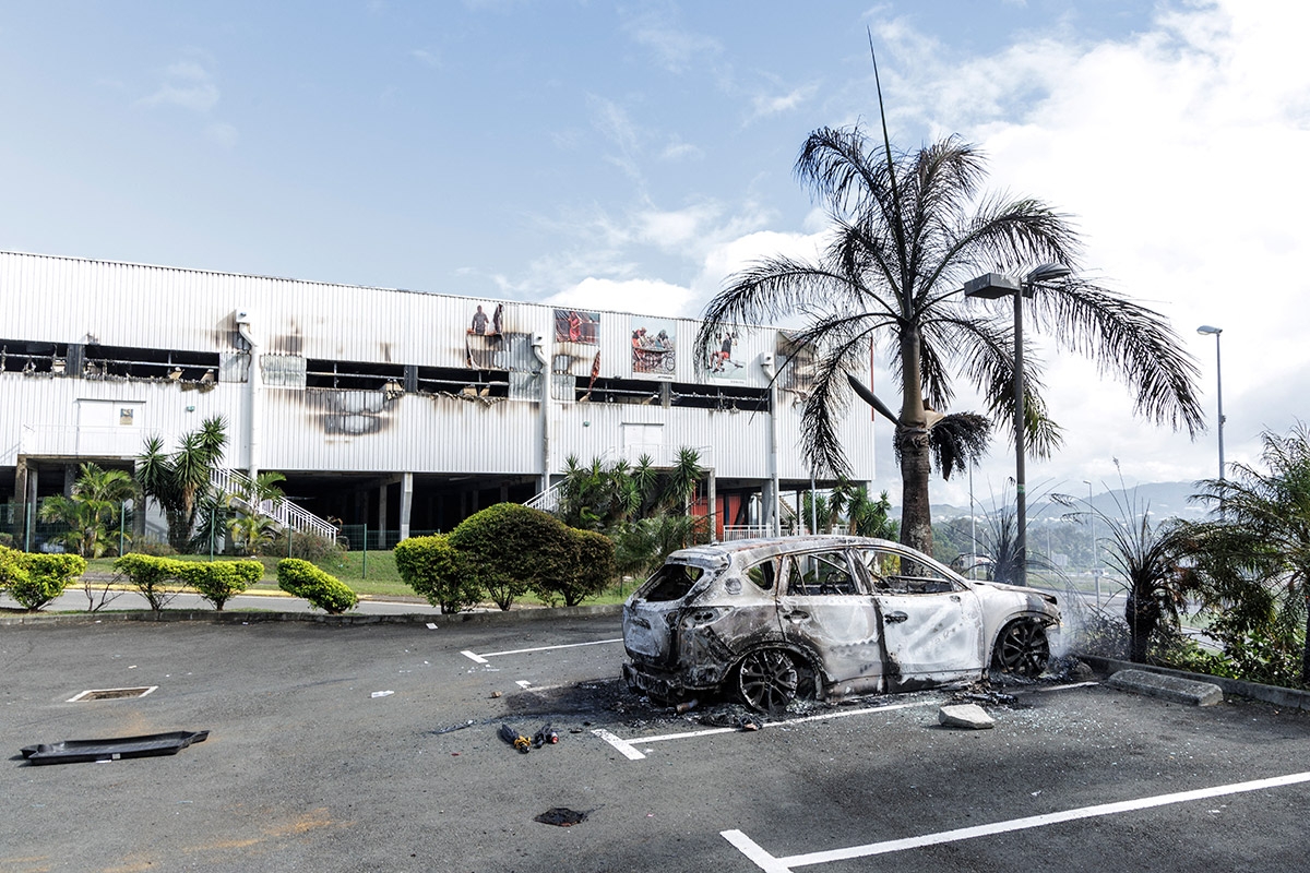 Ausgebrannt. Das Einkaufszentrum Kune-In in Nouméa wurde von Demonstrierenden niedergebrannt und geplündert, 16. Mai 2024