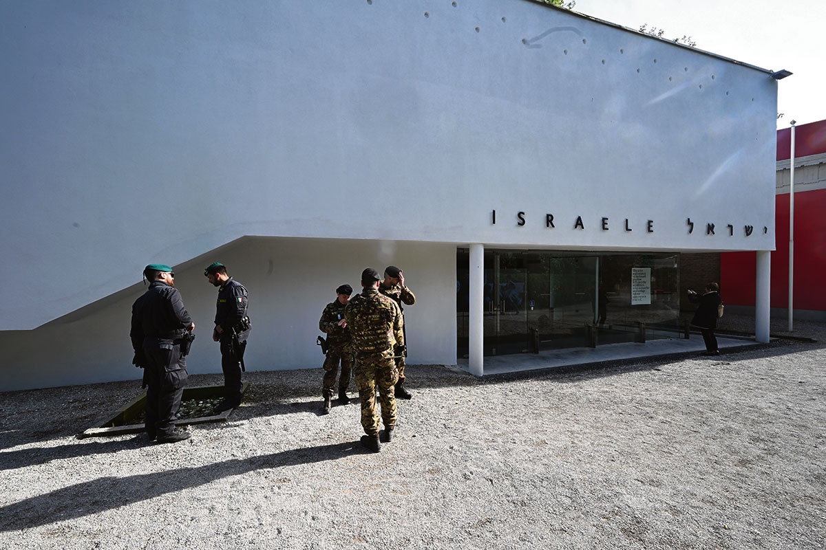 Italienische Soldaten stehen vor dem Israelischen Pavillon