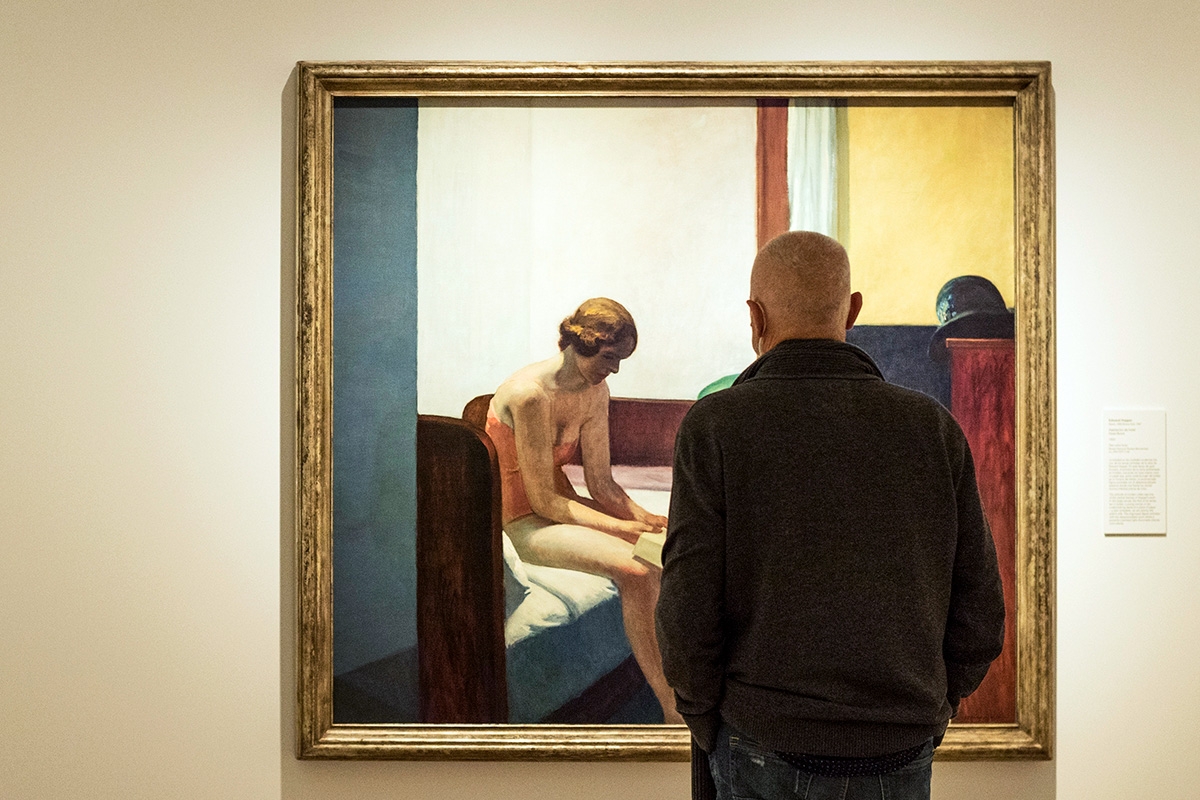 Sehnsucht nach der Zweisamkeit. Ein Museumsbesucher betrachtet Edward Hoppers Gemälde »Hotel Room« (1931)