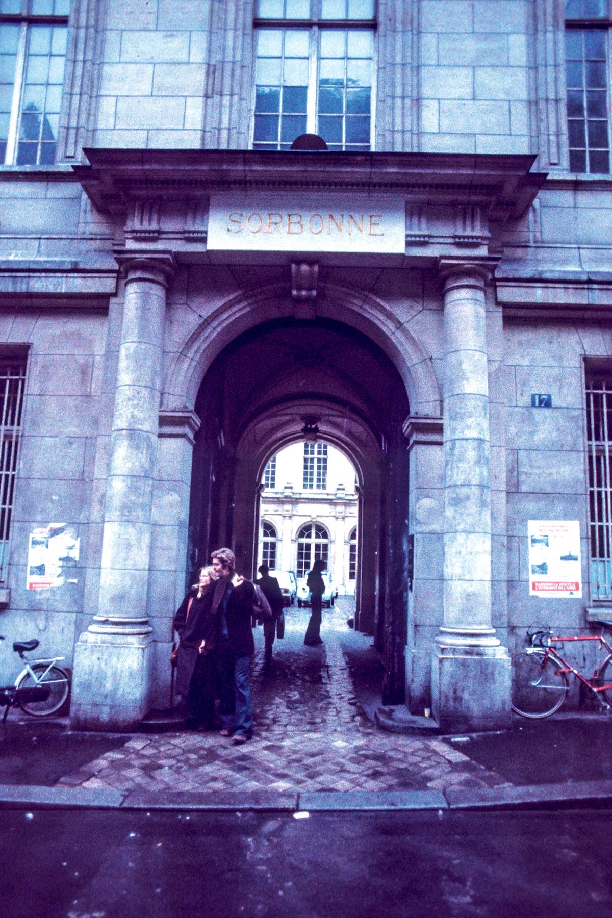 Sorbonne, in den Siebzigern. Die große Pariser Universität bildete unter anderem Michel Foucault und Gilles Deleuze aus, die es dann aber zur Lehre an die Reformuniversität Paris VIII in Saint-Denis zog 
