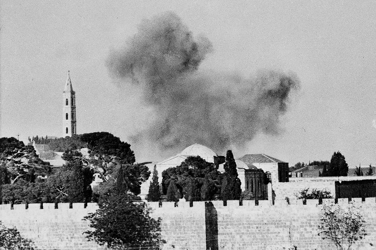 Während heftiger arabisch-jüdischer Kämpfe um die Kontrolle über Jerusalem am 3. Juni 1948 schickt eine explodierende arabische Granate eine Rauchwolke über die alte Stadtmauer