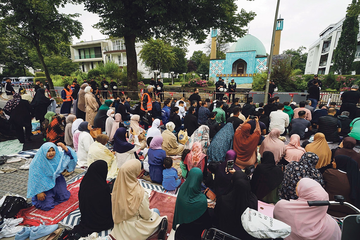 Wenn die Moschee beschlagnahmt wurde. Das Freitagsgebet vorige Woche vor der vom IZH betriebenen Blauen Moschee in Hamburg