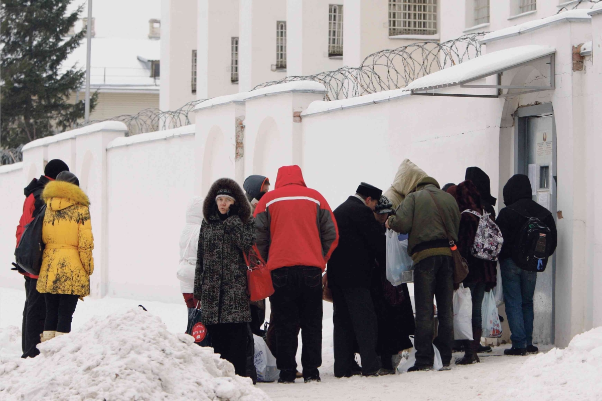 Angehörige warten vor dem Gefängnis. In den Tagen nach der belarussischen Präsidentschaftswahl 2010 kam es zu Hunderten Festnahmen, Minsk, 23. Dezember 2010