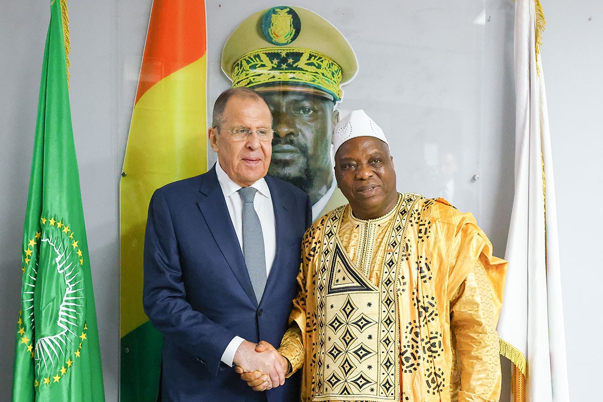 Besuch des russsischen Außenministers Sergey Lawrow bei seinem guineischen Counterpart Morissanda Kouyate im Juni 