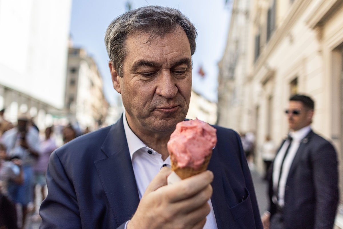 In Italien darf's auch mal ein Gelato sein. Markus Söder bei einem Besuch in Rom, 10. Mai