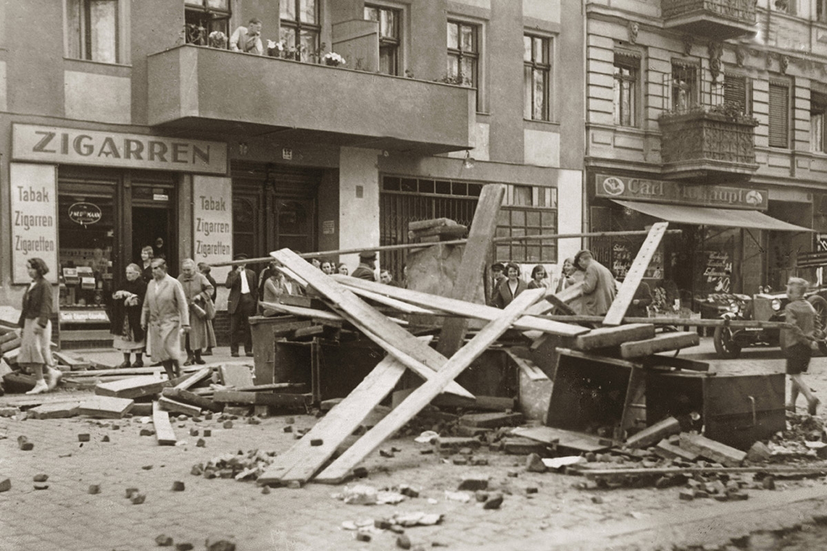 Straßenschlacht bleibt Handarbeit. Kommunisten bauen Straßen­sperren in Berlin 1932