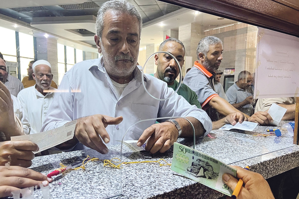 Wer das libysche Finanzsystem kontrolliert, hat einen Vorteil im Machtkampf. Gehaltsauszahlung in einer Bank in Misrata, 1. September