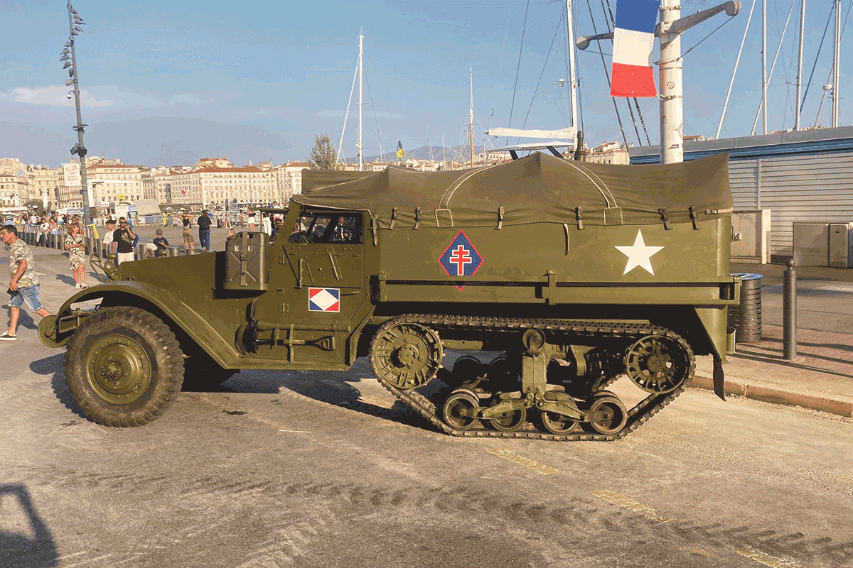 Transporter bei historischer Militärparade am Alten Hafen von Marseille, 6. Juni