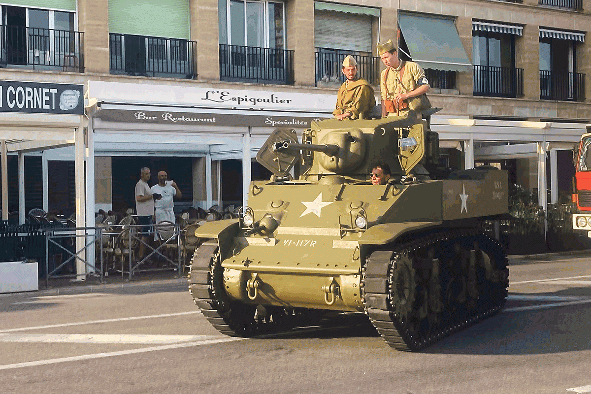 Panzer bei historischer Militärparade am Alten Hafen von Marseille, 6. Juni