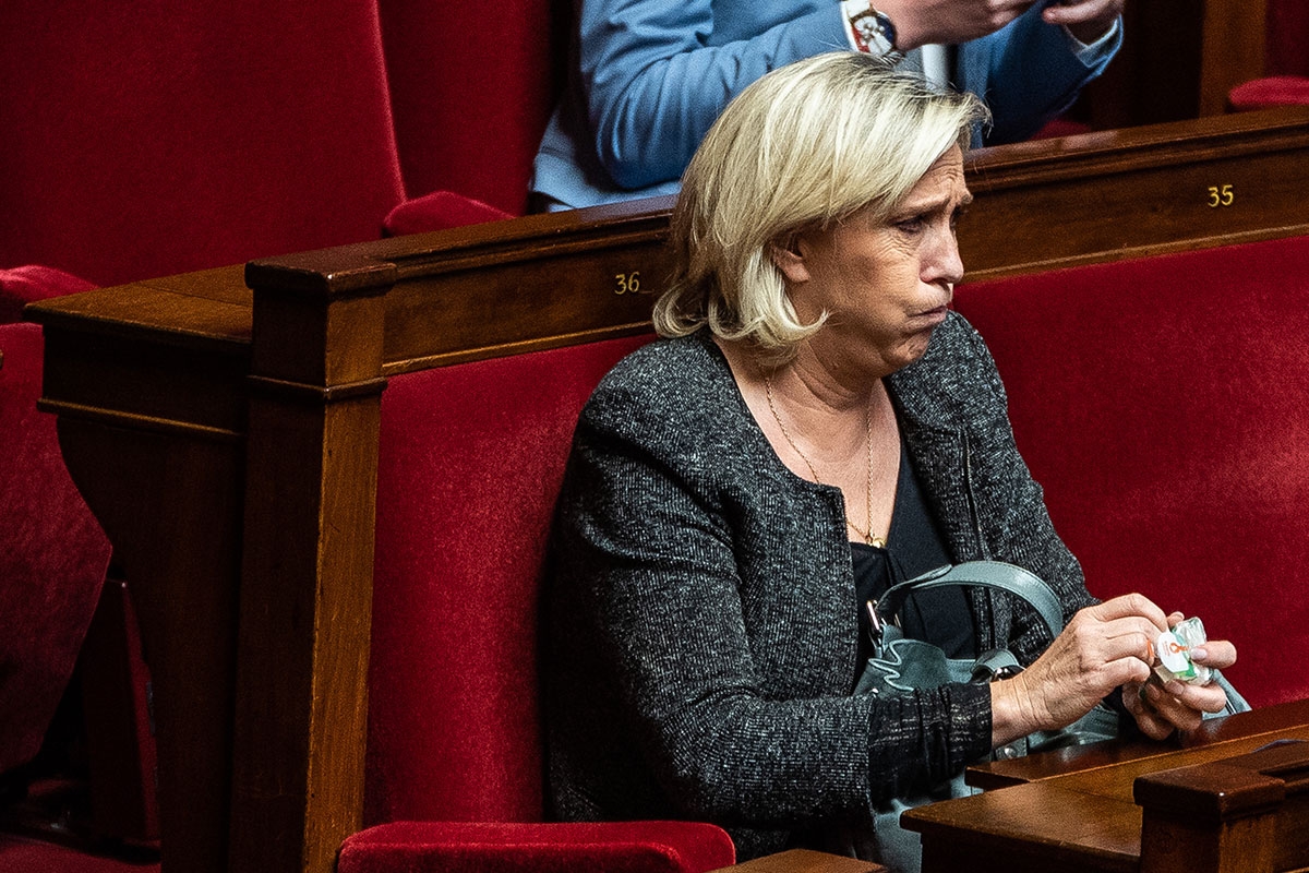 Marine Le Pen macht dicke Backen