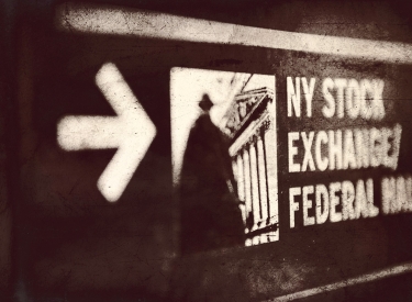 Schild mit Pfeil zum Börsensaal der New York Stock Exchange