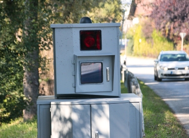 Blitzgerät an einer Straße