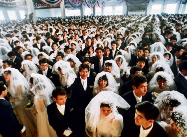 Paarbildung im Schnelldurchlauf. Bei einer Massenhochzeit in Yogin am 30. Oktober 1988 wurden ungefähr 6.000 Paare gleichzeitig getraut