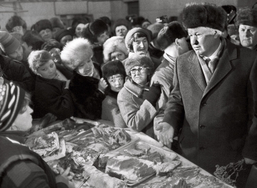 Ganz privat. Präsident Boris Jelzin beim Besuch eines nichtstaatlichen Lebensmittelmarkts in Sankt Petersburg am 25. Januar 1992