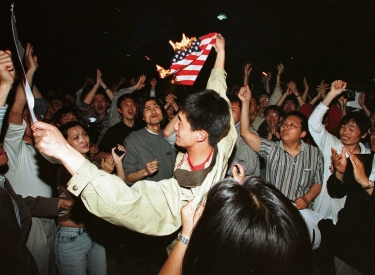 Studenten kosten die seltene Gelegenheit aus, auf der Straße zu protestieren. Demonstration vor der US-Botschaft in Peking, 8. Mai 1999