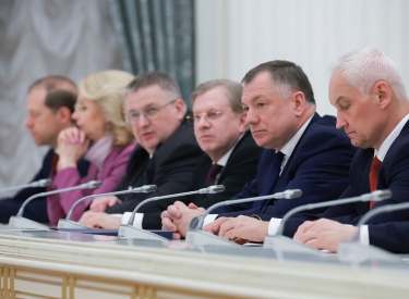 Putins neuer Verteidigungsminister Andrej Beloussow (r.) und mehrere stellvertretende Premierminister am Dienstag im Kreml