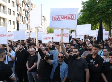 Grimmig gucken und Schilder hochhalten. Islamistische Männer unter sich, Hamburg am 11. Mai