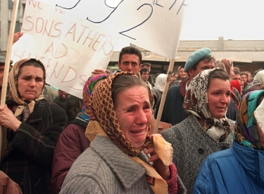 Tausende Frauen aus Srebrenica fordern auf einer Demonstration in Tuzla am 8. März 1996 Informationen über den Verbleib ihrer Männer. Viele der Männer waren von bosnisch-serbischen Truppen ermordet worden