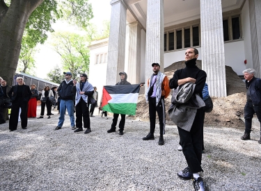 Demonstranten mit palästinensischen Fahnen