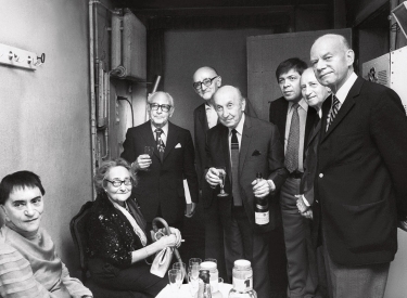 Gabriele Tergit (2. v. l.) bei den Berliner Festwochen 1977 umgeben von Valeska Gert (ganz l.) und anderen Künstlern