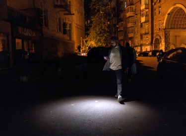 Handylicht statt Straßenlampen. Stromausfall im Zentrum Kiews, 16. Mai