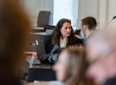 Das Landgericht Karlsruhe hat ihn freigesprochen: Fabian Kienert mit seiner Verteidigerin Angela Furmaniak im Gerichtsaal