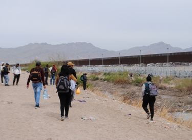 Die Aussichten auf Asyl werden immer schlechter. Geflüchtete in Ciudad Juárez vor der US-Sperranlage an der Grenze