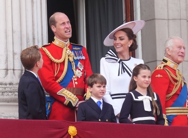 Gruppenbild mit Hut. Kronprinz William, Prinzessin Kate und König Charles (v.l.) sowie royale Blagen