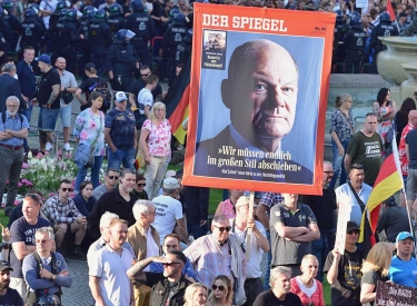 »Endlich im großen Stil abschieben«. Die Teilnehmer:innen einer AfD-Kundgebung in Mannheim am 7. Juni pochen auf die Einhaltung der Scholz'schen »Versprechen«