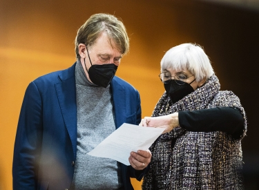 Beratungen während der Pandemie: Andreas Görgen und Claudia Roth, 16. Februar 2022