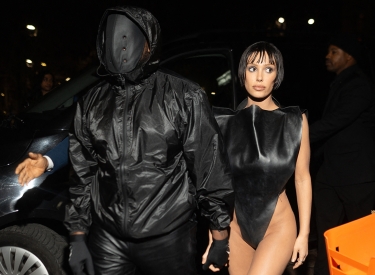 Nach dem Wassertaxiverbot. Kanye West und Bianca Censori entsteigen einer Limousine, 23. Februar 2024, Mailand