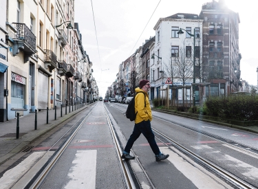 Mit Papierplan und Tracking-App auf Stadterkundung. Manuel Schmitz beim Spazieren durch Brüssel