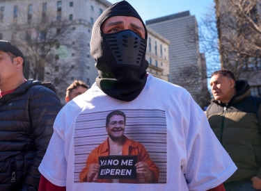Aus dem Verkehr gezogen. Demonstrant bei der Urteilsverkündung gegen Juan Orlando Hernández in New York am 8. März