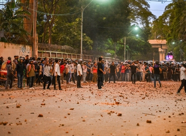 Streit auf dem Campus. Am 15. Juli wurden gegen die Quotenregelung protestierende Studierende der University of Dhaka von Anhängern der Regierung angegriffen