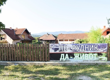 »Nein zur Mine, ja zum Leben«. Banner am Straßenrand des westserbischen Dorfs Gornje Nedeljice