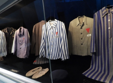 KZ Buchenwald: Häftlingskleidung mit roten Winkeln in der Dauerausstellung in der Gedenkstätte