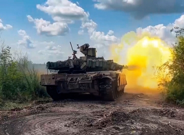 Die russische Rüstungsindustrie kann sich vor Aufträgen kaum retten. Russischer Panzer im Ukrainekrieg