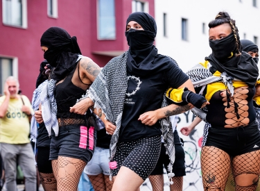 Die Kufiya sitzt. Eine Performance auf der Demonstration »Queers for Palestine« der Organisation Internationalist Queer Pride am 27. Juli in Berlin