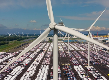 Eine Zukunft ohne Verbrenner – und ohne BMW? Elektroautos im Mai im Hafen des niederländischen Vlissingen