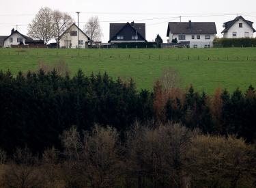 Wer braucht schon eine Großstadt oder Busanbindung, wenn es Homeoffice, Lieferdienst, Netflix und Amazon gibt? Einfamilienhäuser im rheinland-pfälzischen Neustadt (Wied) 