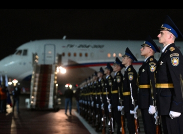 Prächtige Begrüßung. Ehrengardisten empfangen die russischen Staatsangehörigen am internationalen Flughafen Wnukowo in Moskau, 1. August