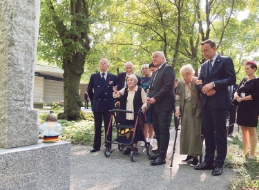 Kämpfte einst mit der Armia Krajowa gegen die deutschen Besatzer: Wanda Traczyk-Stawska (3. v. l.) vor einem Gedenkstein für die Toten des Warschauer Aufstands, 31. Juli