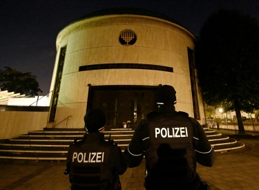 Polizeischutz vor einer Synagoge in Düsseldorf eine Woche nach dem 7. Oktober 2023