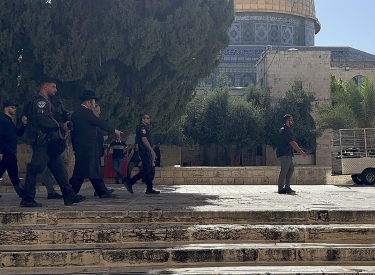 Israels Minister für »nationale Sicherheit«, Itamar Ben-Gvir (halb verdeckt), besucht den Tempelberg