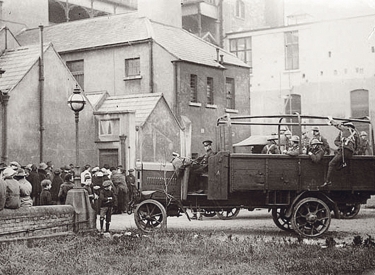 »Bloody Sunday«: Angehörige der Opfer des Croke-Park-Massakers vor dem Jervis Street Hospital in Dublin am Sonntag, den 21. November 1920 