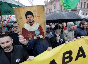 Der heilige Pawel. Ein im Stil einer Ikone gehaltenes Bild des Telegram-Gründers Pawel Durow bei einer Demonstration gegen die Sperrung des Instant-Messaging-Dienstes am 1. Mai 2018 in Sankt Petersburg