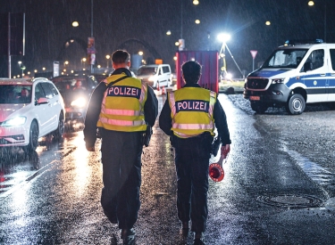 Da freut sich die AfD. Deutsche Polizeibeamte kontrollieren am Montagmorgen den deutsch-polnischen Grenzübergang in Frankfurt (Oder)