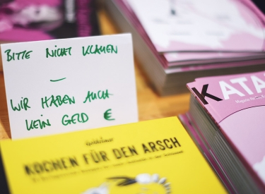 Hinweis an die Kundschaft. Bei der Leipziger Buchmesse verwies der Katapult-Verlag scherzhaft auf seine finanzielle Lage