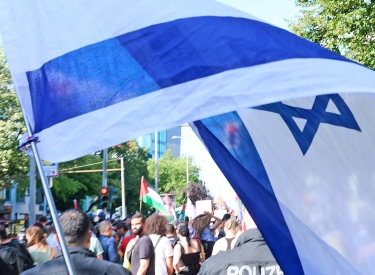 Protest mit Israel-Flagge unter Polizeischutz. Demonstration mit dem Titel »Stoppt den Gaza-Genozid« in Berlin-Friedenau, 13. Juli