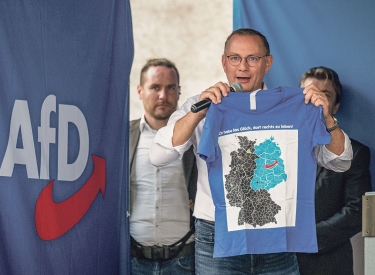 Im Land der bösen Traditionen. Der AfD-Co-Vorsitzende Tino Chrupalla präsentiert bei einer Kundgebung ein vielsagendes T-Shirt, Görlitz, 30. August